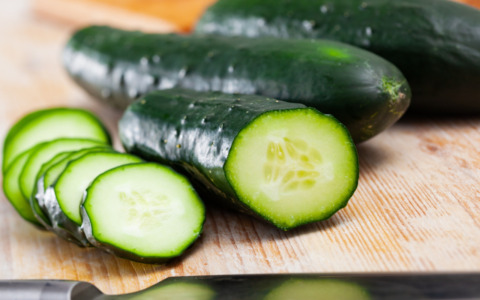 Coltiviamo” presenta il cetriolo, ortaggio estivo perfetto in insalata e anche… nel vasetto
