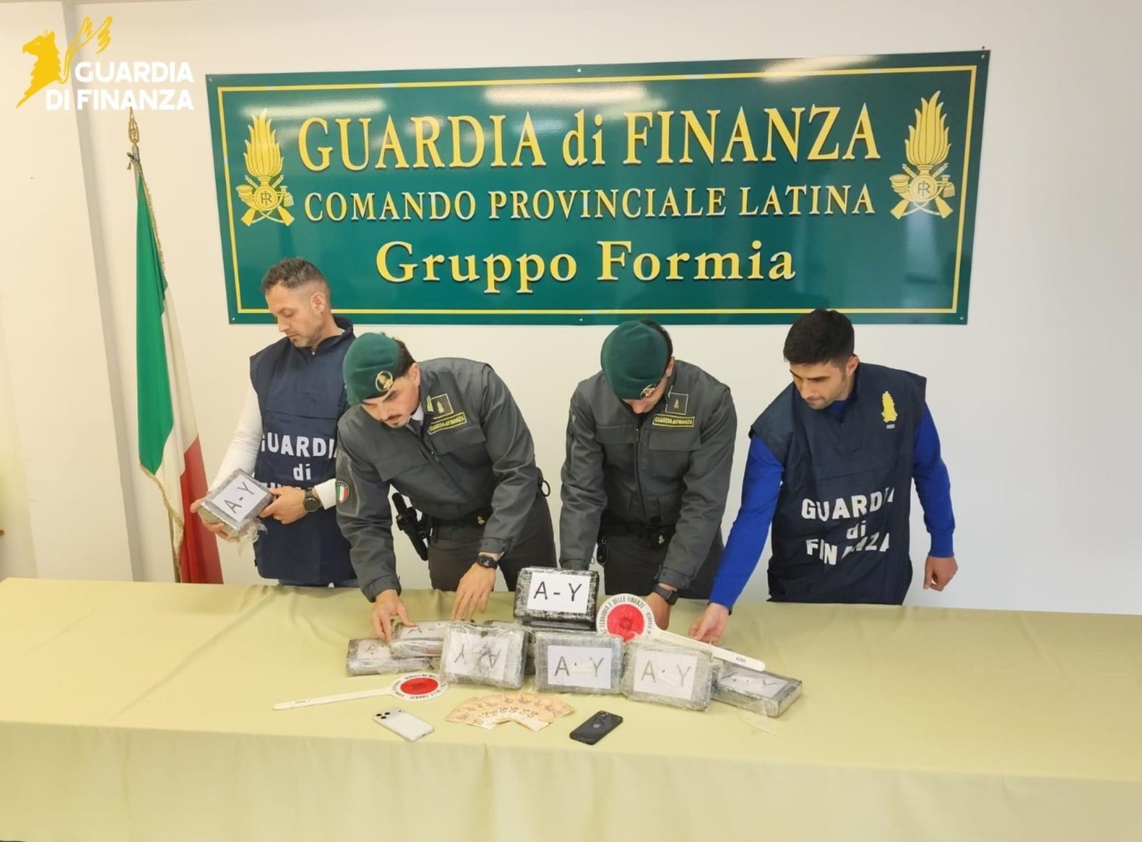 Con la droga in auto, trovata con 17 kg di cocaina e arrestata