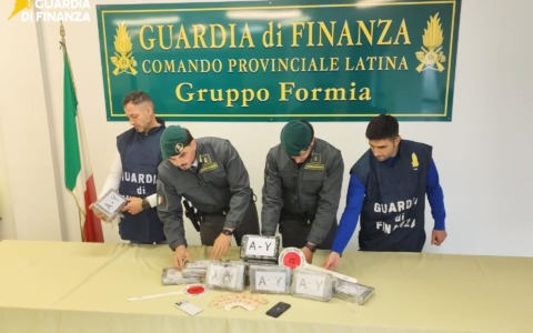 Con la droga in auto, trovata con 17 kg di cocaina e arrestata