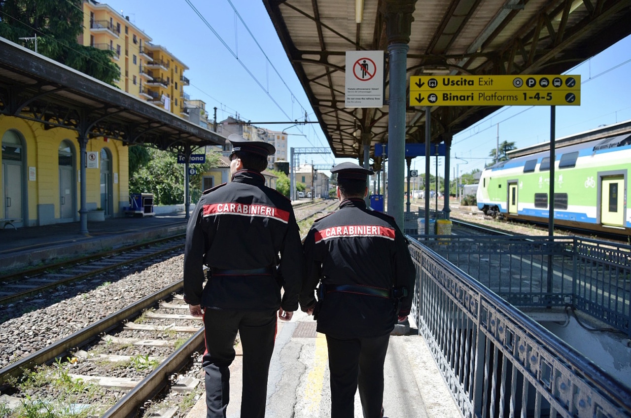 Controlli nella zona della stazione a Tortona: sequestrati 20 grammi di droga e 7 denunce