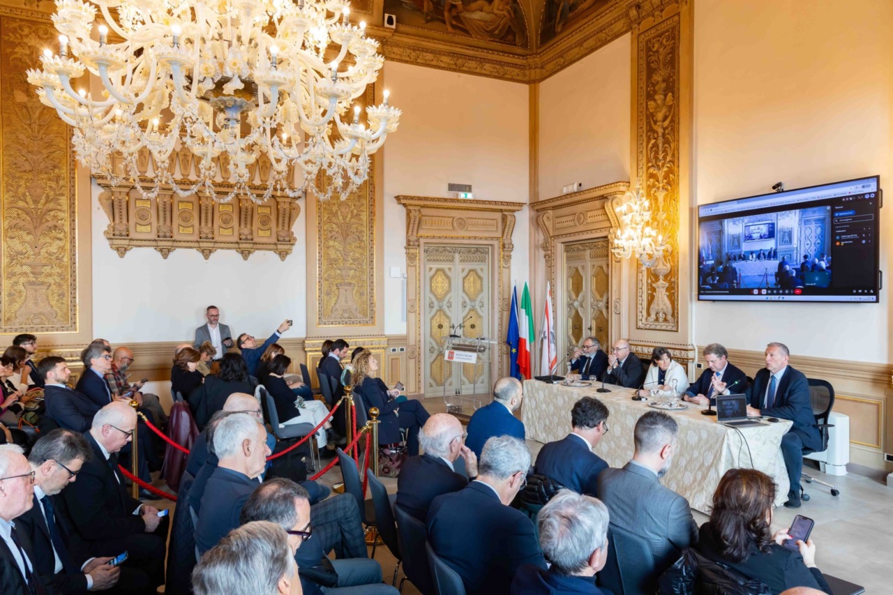 Dall’aiuto nelle attività scolastiche all’orientamento al lavoro: un progetto per i giovani che aiutano i migranti. Succede a Lucca