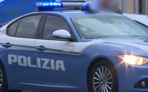 Danneggia il dormitorio, poi aggredisce gli agenti