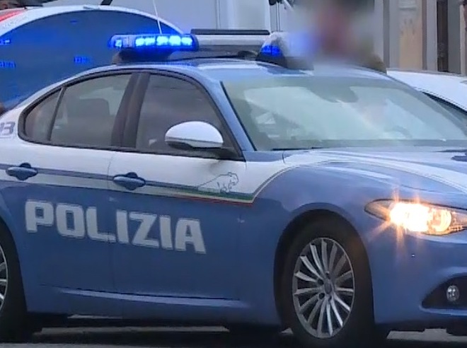 Danneggia il dormitorio, poi aggredisce gli agenti