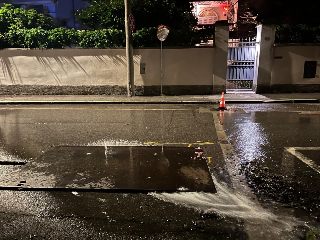 Danno alla condotta sotterranea e la strada si allaga
