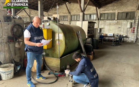 Distributore abusivo in un capannone a Lodi: sigilli a quattro cisterne di gasolio