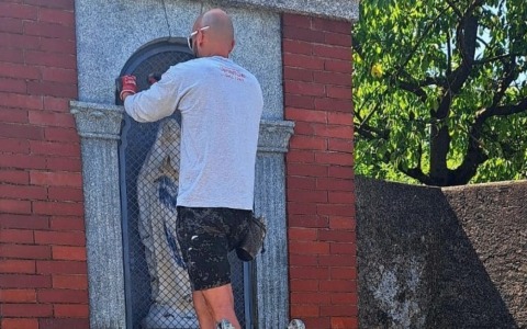 Dopo i vandalismi, statua della Vergine restaurata da volontari