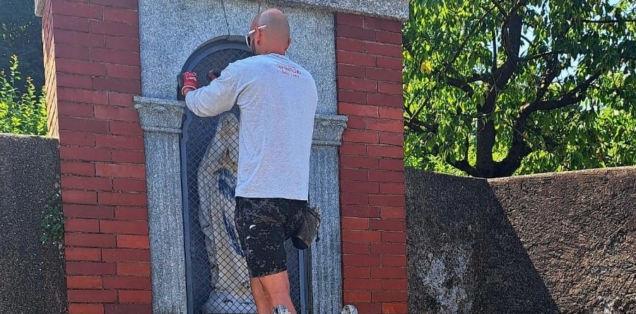 Dopo i vandalismi, statua della Vergine restaurata da volontari