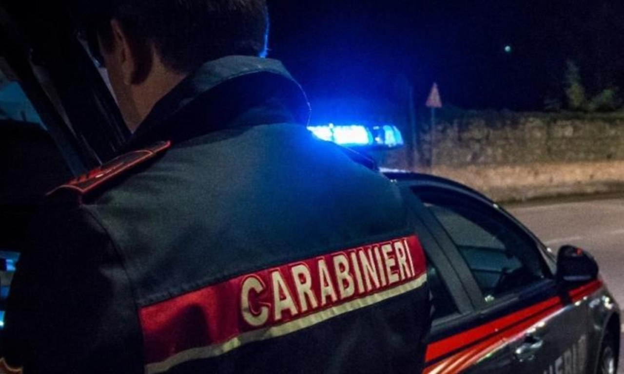 Dopo l’incidente scappa, ma torna sul posto per recuperare la targa: incastrato dai Carabinieri