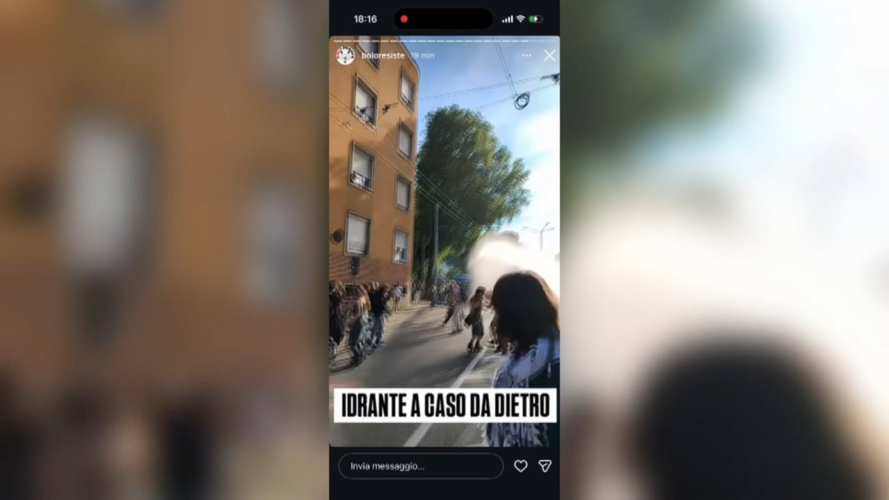 Doppia manifestazione a Bologna, la polizia usa gli idranti