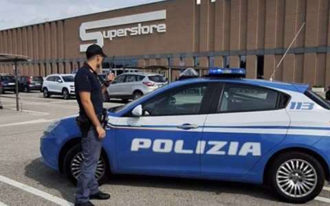 Doppio furto in un giorno all’Esselunga di via Milano: in manette un 33enne