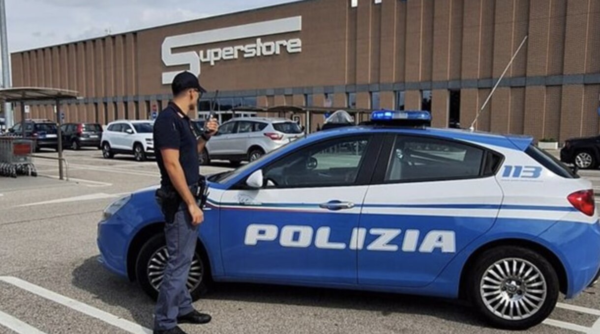 Doppio furto in un giorno all’Esselunga di via Milano: in manette un 33enne