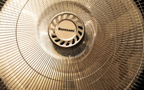 Dormire con il ventilatore acceso tutta la notte fa davvero male?