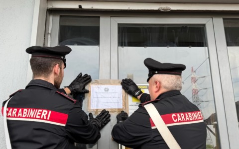 Droga e clienti con precedenti nel locale, il Questore sospende la licenza del bar