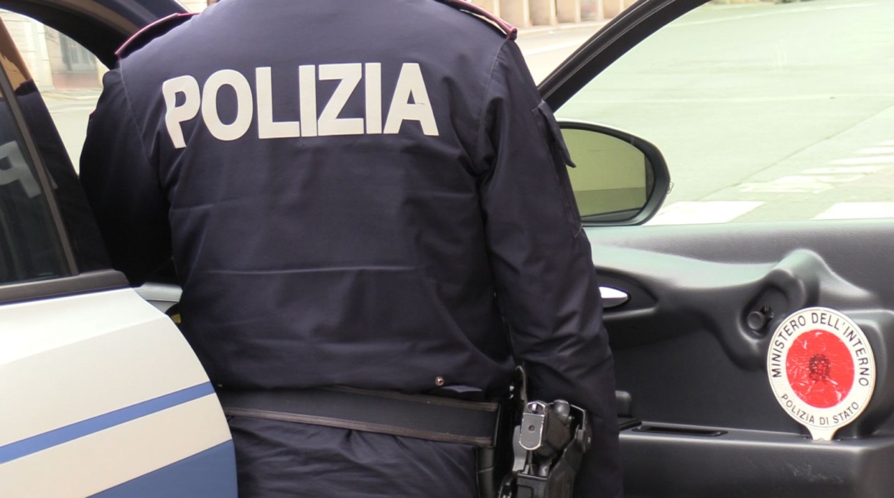 Droga nascosta in casa: polizia arresta due pusher