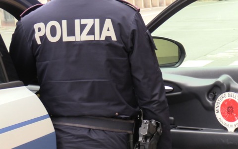 Droga nascosta in casa: polizia arresta due pusher
