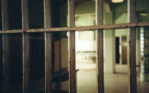 È condannato per maltrattamenti nei confronti dei genitori ma non osserva i vari divieti: torna in carcere