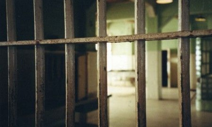 È condannato per maltrattamenti nei confronti dei genitori ma non osserva i vari divieti: torna in carcere