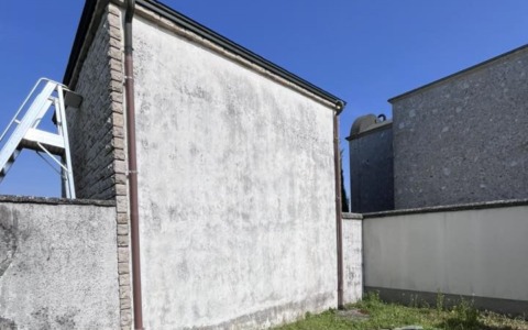 Ennesimo (il quarto da inizio anno) raid al cimitero di Martinengo, danneggiate delle lapidi