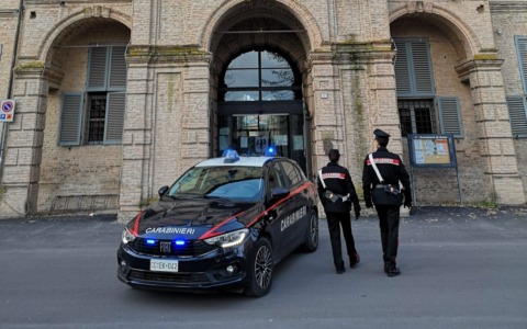 Entra abusivamente all’interno di una ditta e ruba il portafoglio ad uno del personale