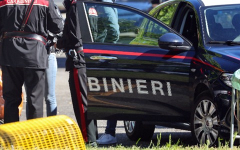 Era sotto effetto di stupefacenti e con del crack