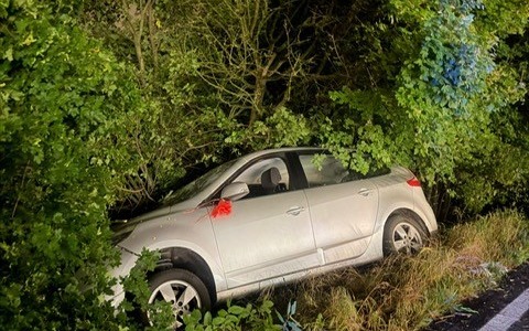 Esce di strada con l’auto: ferite tre persone