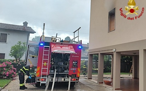 Esplosione in un condominio a Mirano, morto un residente: appartamento distrutto dalle fiamme