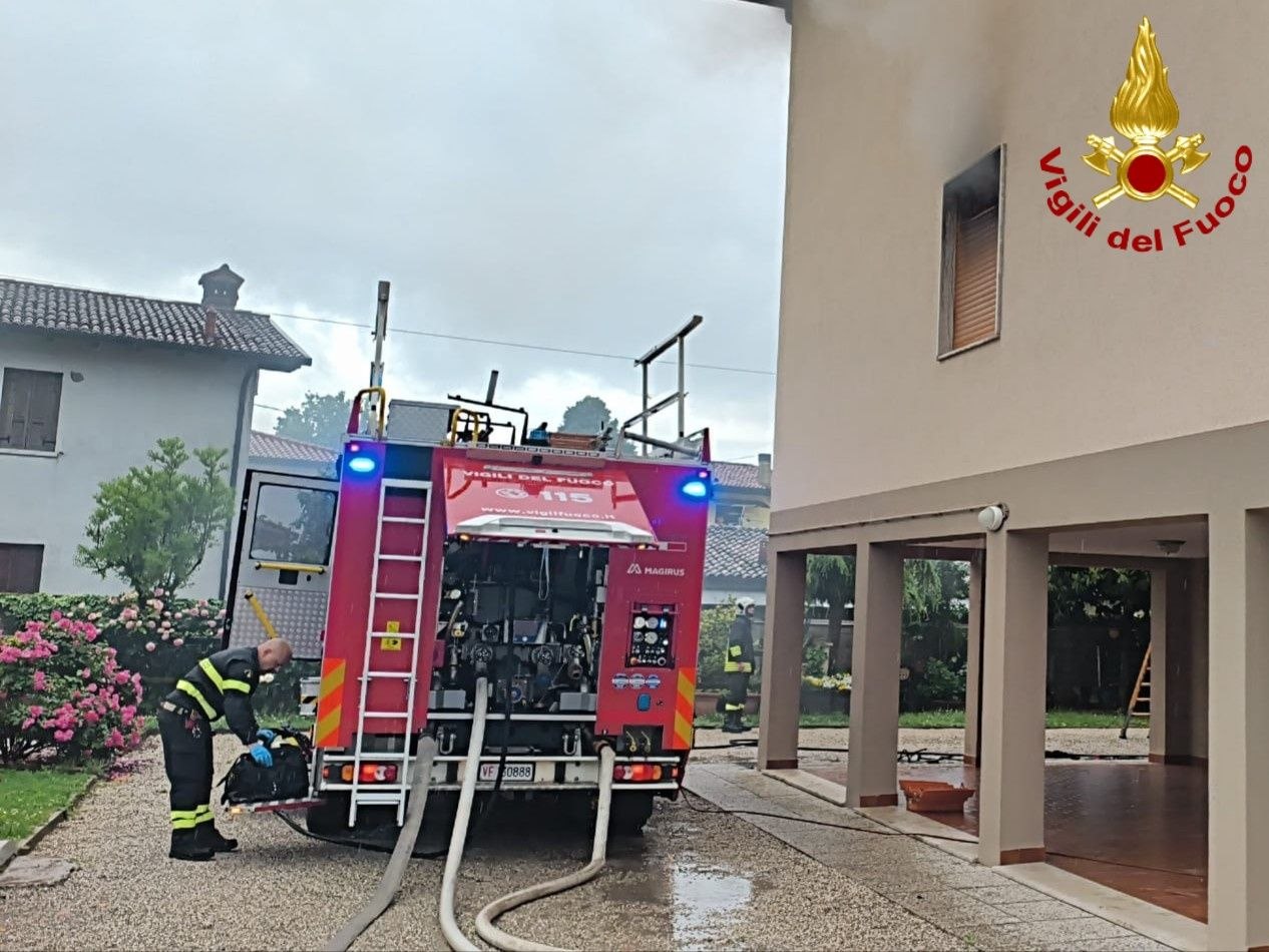 Esplosione in un condominio a Mirano, morto un residente: appartamento distrutto dalle fiamme