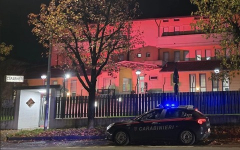 Ferisce gravemente un vicino di casa dopo una lite, arrestato a Treviglio un 54enne per tentato omicidio