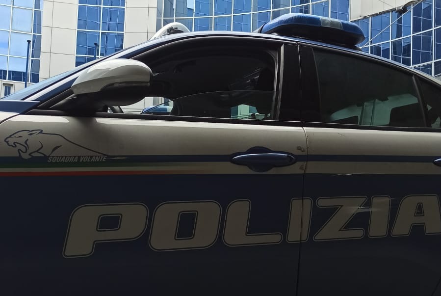 Fermato con un tirapugni armato di lama da 12 centimetri: denunciato un giovane di 20 anni