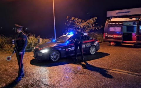Fermato per un controllo lo trovano con dosi di cocaina, in casa altra droga: arrestato