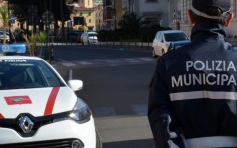 Firenze, incidente tra bus e auto sui viali: donna di 72 anni rimasta ferita