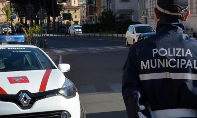 Firenze, incidente tra bus e auto sui viali: donna di 72 anni rimasta ferita