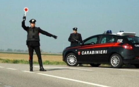 Forza il posto di blocco per far scappare i complici: bloccato trentatreenne