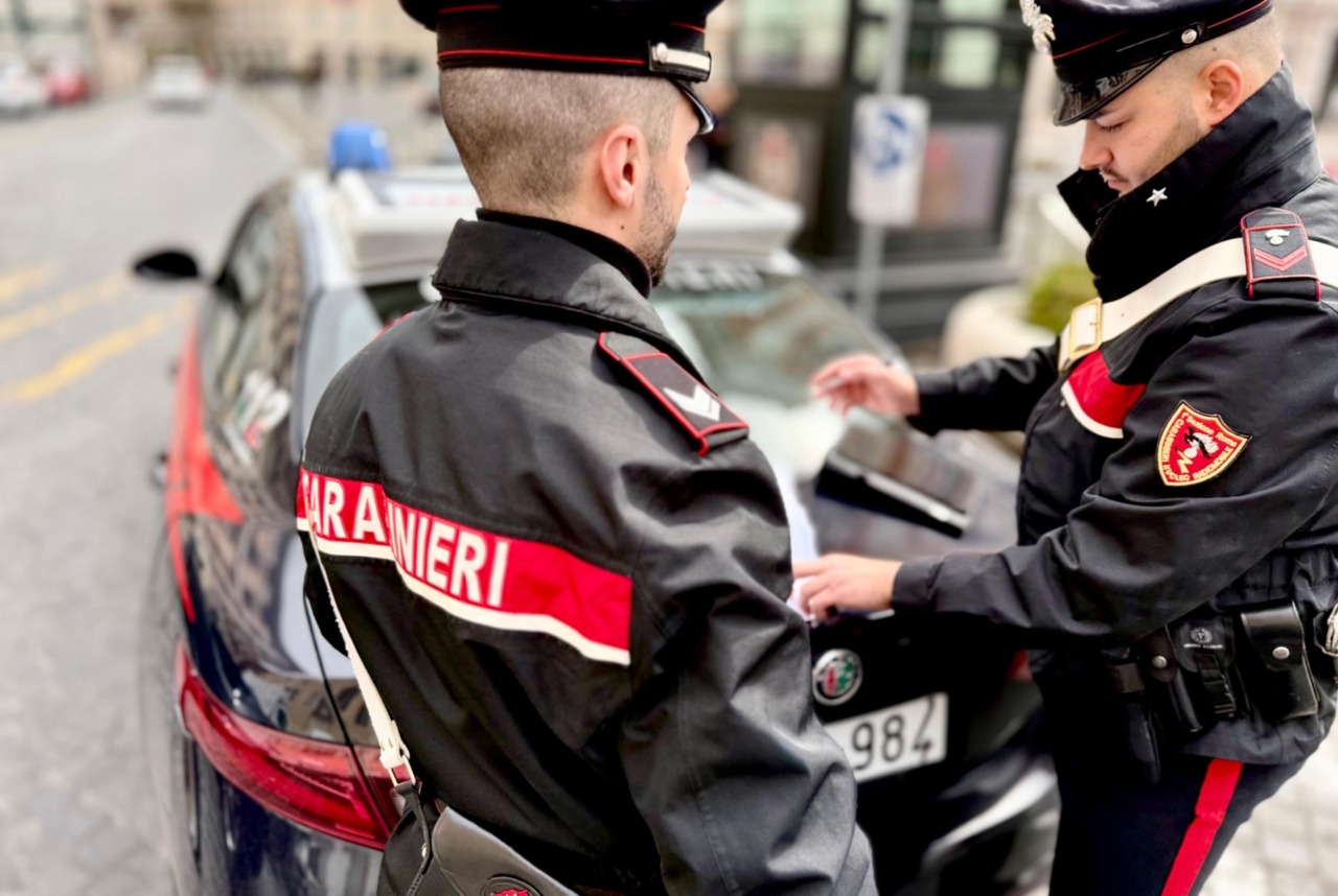 Fugge all’alt dei Carabinieri. Nell’inseguimento un’auto si scontra con la Gazzella, due feriti