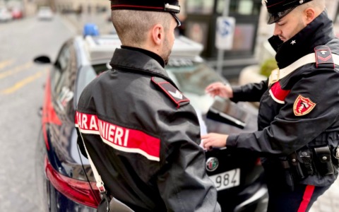 Fugge all’alt dei Carabinieri. Nell’inseguimento un’auto si scontra con la Gazzella, due feriti