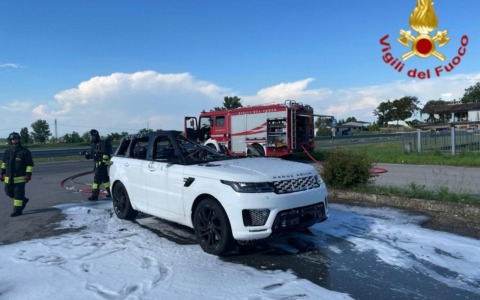Fuoco durante la marcia: Range Rover in fiamme a Crespiatica