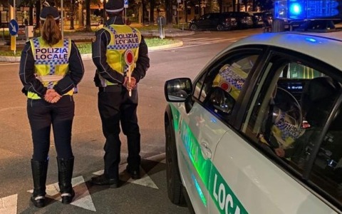 Furgone procede a zig zag, poi il controllo: guidava fumando uno spinello