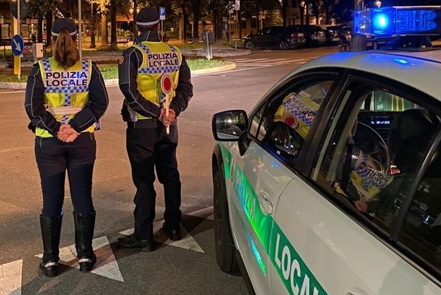 Furgone procede a zig zag, poi il controllo: guidava fumando uno spinello