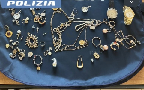 Furti in casa, i ladri speronano la polizia durante l’inseguimento in autostrada