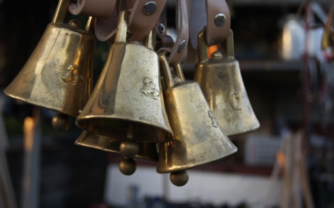 Furto in una cascina a Candelo: rubate 30 campane del Settecento