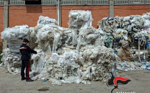 Gestione illecita di rifiuti, sequestrato uno stabilimento industriale