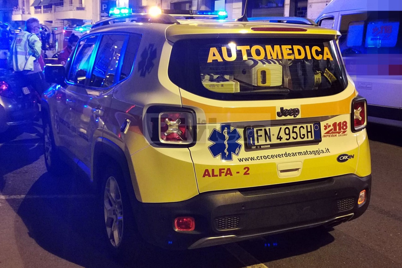 Giovane si cappotta con l’auto sulla statale 28 a Imperia