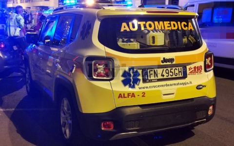 Giovane si cappotta con l’auto sulla statale 28 a Imperia