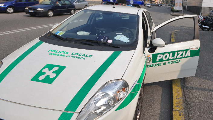Gli agenti intervengono per sedare la rissa e vengono insultati