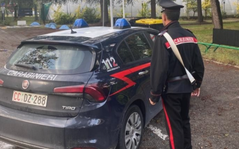 Gli rifiuta una sigaretta: viene strattonata e derubata
