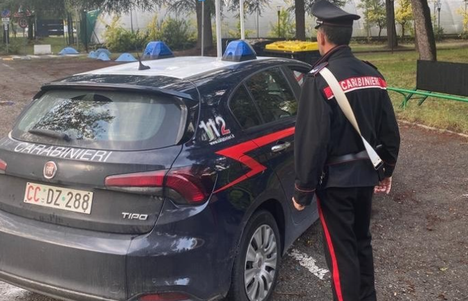 Gli rifiuta una sigaretta: viene strattonata e derubata