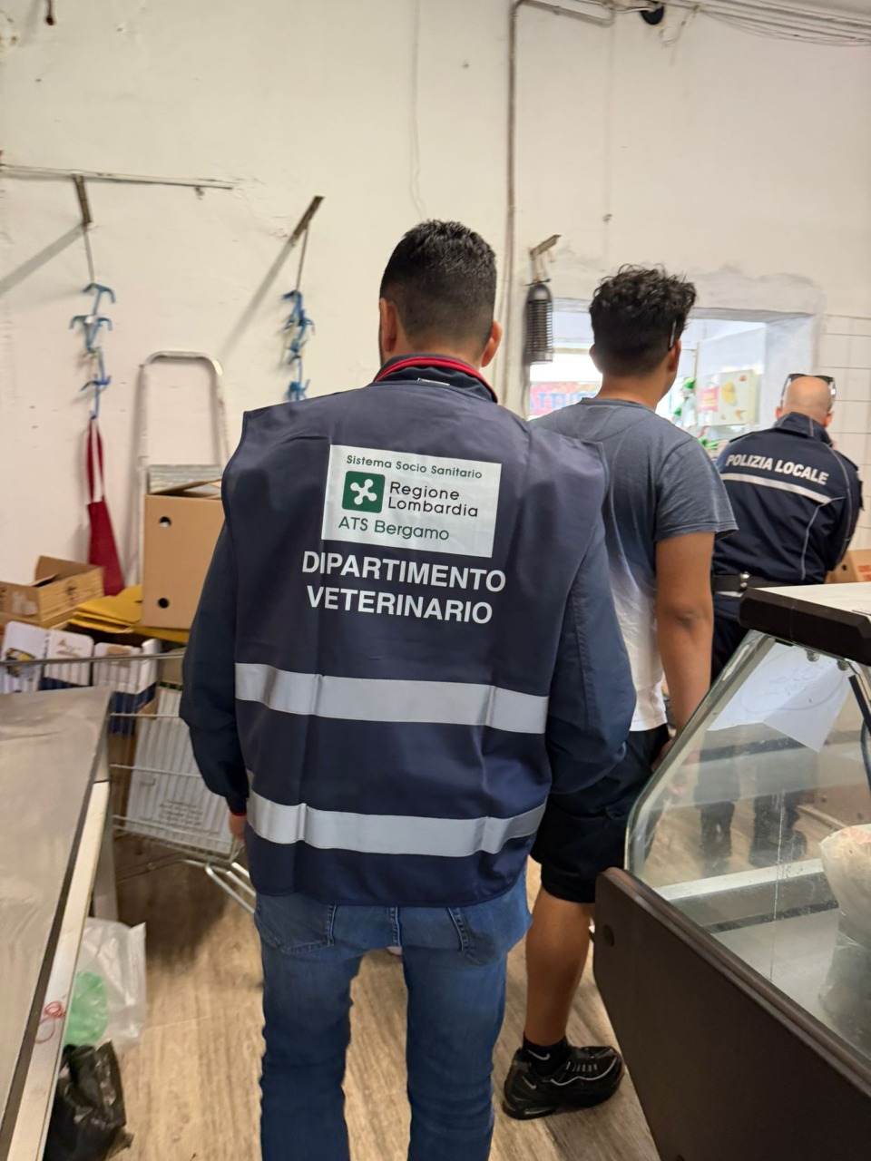 Blitz in un market etnico di Gorle, trovati carne e pesce mal conservati: attività sospesa e 6 mila euro di multa