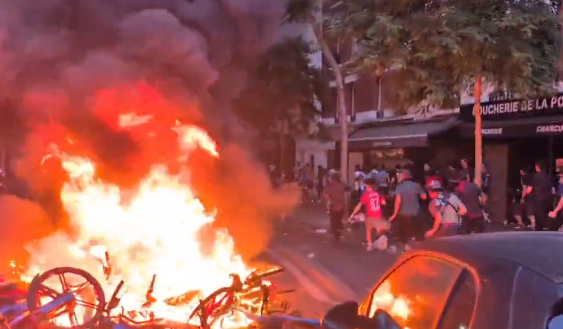 Guerriglia a Parigi dopo la vittoria del PSG in Champions League: un morto, un ferito e 416 arresti