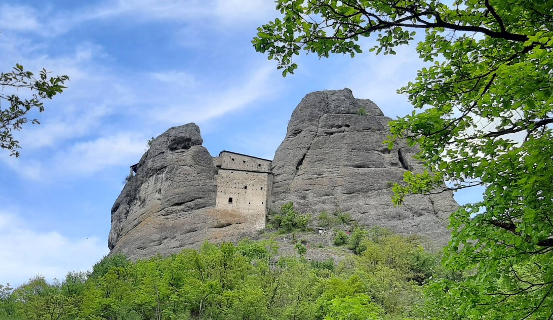 Il castello con soli due muri su quattro, gli altri sono fatti di… roccia
