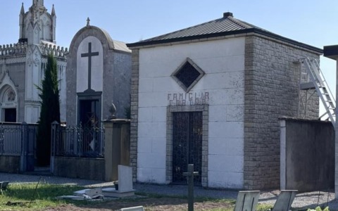 Il cimitero di Martinengo di nuovo nel mirino dei ladri, ma se ne vanno a mani vuote